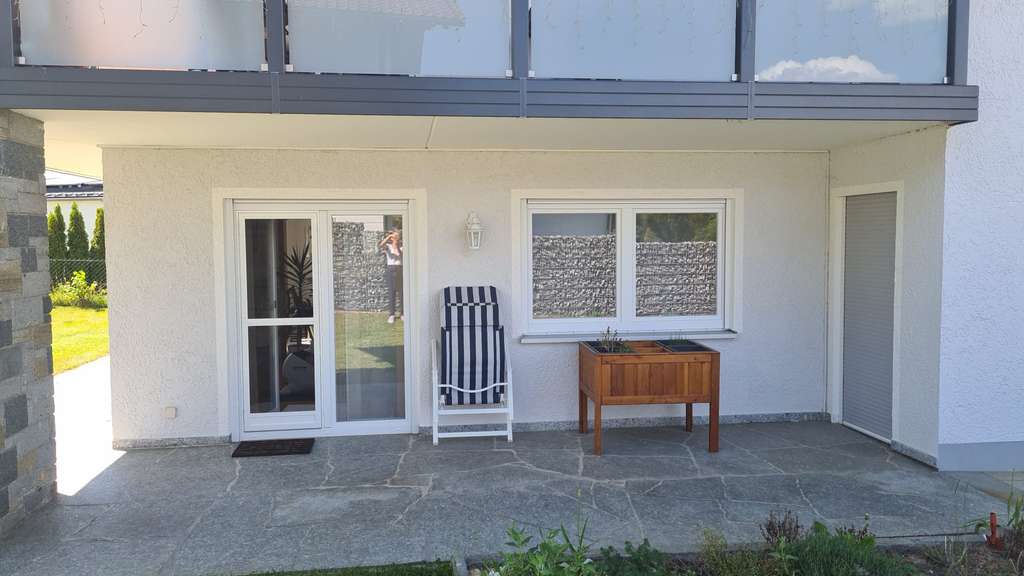 Immobilie in Fürstenstein - Attraktives Mehrfamilienhaus mit zwei Wohneinheiten und Garagen - Bild 4