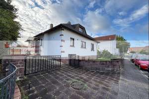 Charmanter Bungalow mit Gartenidylle und viel Potenzial – Wohnen auf einer Ebene – Die vollständige Adresse der Immobilie erhältst du vom Anbieter., 76297 Stutensee – Vorschaubild 1