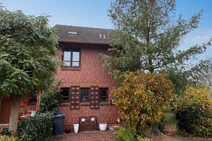 Großzügiges Reihenendhaus im grünen Sülldorf