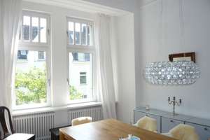 OBERKASSEL TOP ALTBAU MIT STUCK; FACETTENTÜREN UND PARKETT