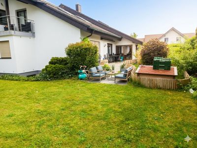 Großzügiges Wohnen mit Charme: EG mit Wintergarten, offenem Kamin und großer Garten