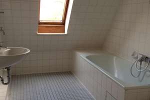 Schöner Wohnen: Günstige 2-Zimmer-Dachgeschosswohnung für nette Mieter (WBS)