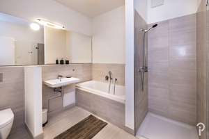 Wohnen in hochwertigem Ambiente mit internationalem Flair.
Möblierte 2 Zimmer-Dachterrassen-Wohnung – Die vollständige Adresse der Immobilie erhältst du vom Anbieter., 40549 Heerdt, Düsseldorf – Vorschaubild 16