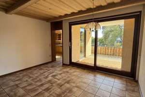 Großzügige 5-Zimmer-Splitlevel-Wohnung mit 153 m², Balkon, Garten und Kaminofen – Kirchweg 8, 75323 Bad Wildbad – Vorschaubild 4