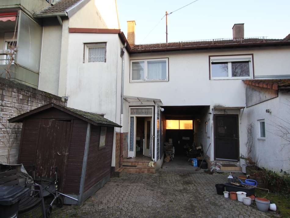 Hofansicht mit Eingang links