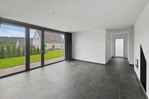 Architektonische DHH in exklusiver Hanglage – modernes Wohnerlebnis in Simmelsdorf – Die vollständige Adresse der Immobilie erhältst du vom Anbieter., 91245 Simmelsdorf – Vorschaubild 3