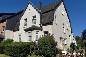 Wohnidylle auf 1.114 m²: Zweifamilienhaus mit Ausbauoptionen