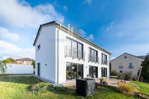 Moderne Familienresidenz mit großem Grd. & hochwertiger Ausstattung & Top-Energieeffizienz: Radebeul – Die vollständige Adresse der Immobilie erhältst du vom Anbieter., 1445 Radebeul – Vorschaubild 1