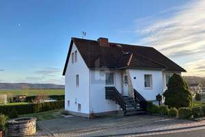 WOHLFÜHLHAUS MIT BLICK INS GRÜNE – Die vollständige Adresse der Immobilie erhältst du vom Anbieter., 37308 Krombach – Vorschaubild 1