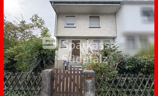 Familienfreundliches Haus mit Terrasse, Garten und zwei Garagen

