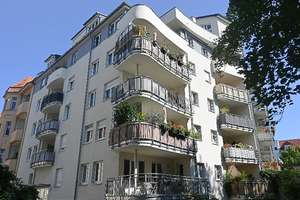 Zentrumsnahe Wohnung mit großem Balkon, Lift und Stellplatz