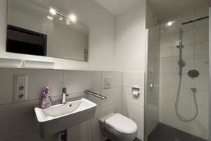 Modernes studentisches Wohnen: Hochwertige 2er-WG-Wohnung mit großer Loggia und Blick ins Grüne – 60528 Niederrad, Frankfurt am Main – Vorschaubild 7