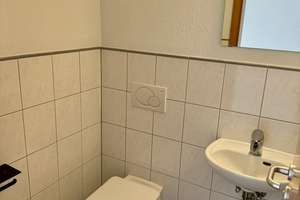 Stadtnah und ruhig: Gut geschnittene 3-Zimmer-Wohnung mit Balkon, Gäste-WC und 2 Carport-Stellplätze – Hohenhewenstraße 10a, 78224 Singen (Hohentwiel) – Vorschaubild 8