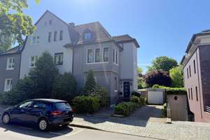 Charmantes Dreifamilienhaus mit großem Garten, Terrasse und Garage in Top Lage!
