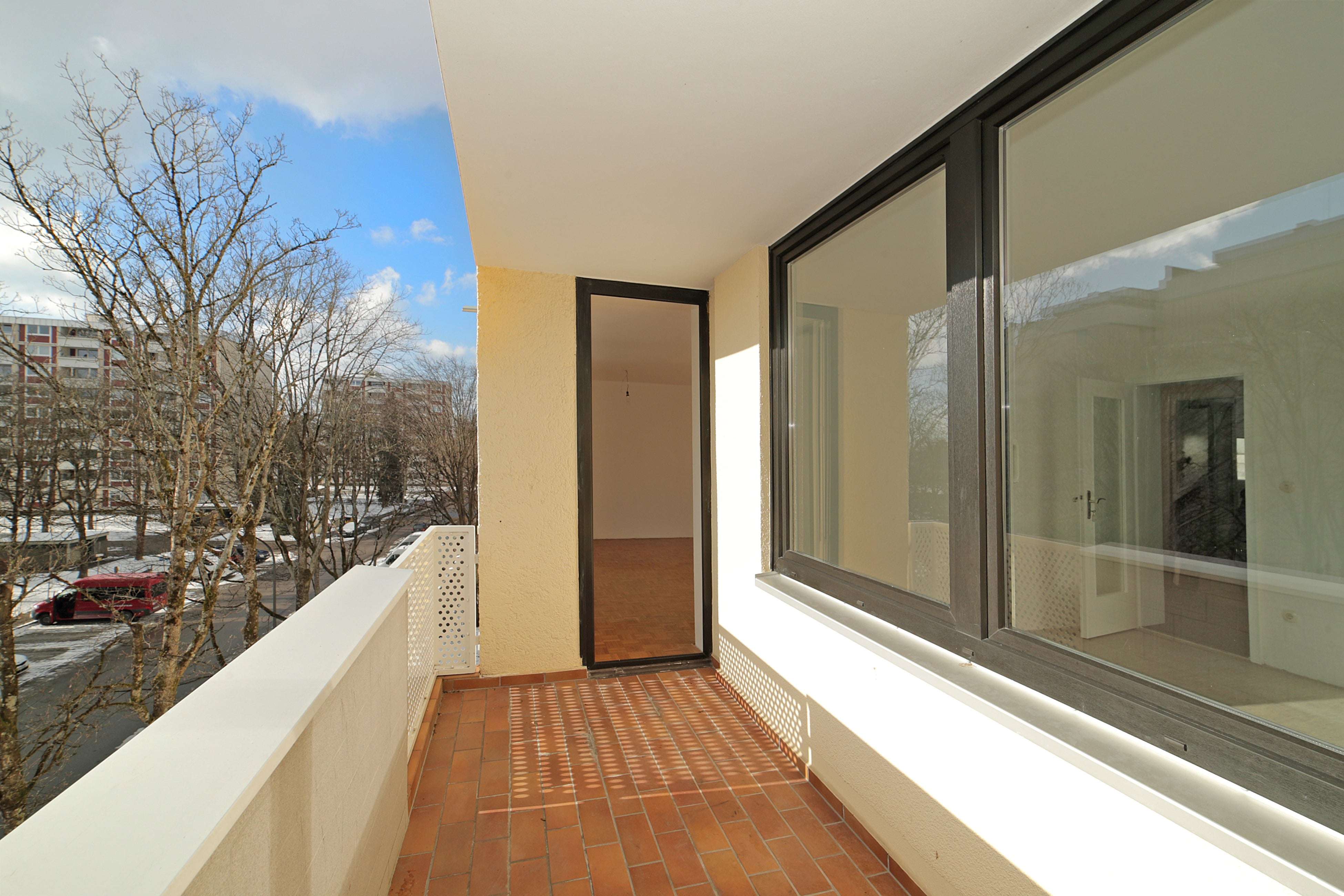 Familienwohnung mit Südloggia & Tageslichtbad – viel Potenzial in gepflegter Wohnanlage, München Kreis – Bild 4