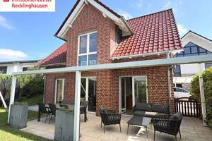 Neuwertiges, freistehendes KfW-Einfamilienhaus (Bj. 2016) mit schönem Grundstück und Carport in Do