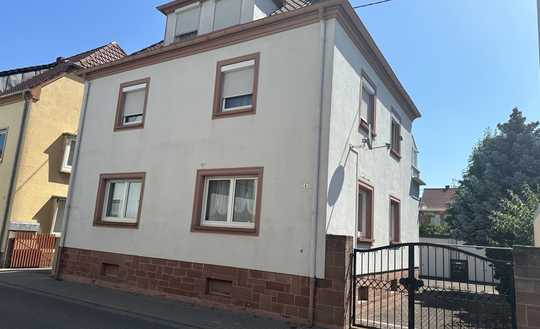 Gepflegtes Zweifamilienhaus mit Mansardenzimmer in LD/Queichheim