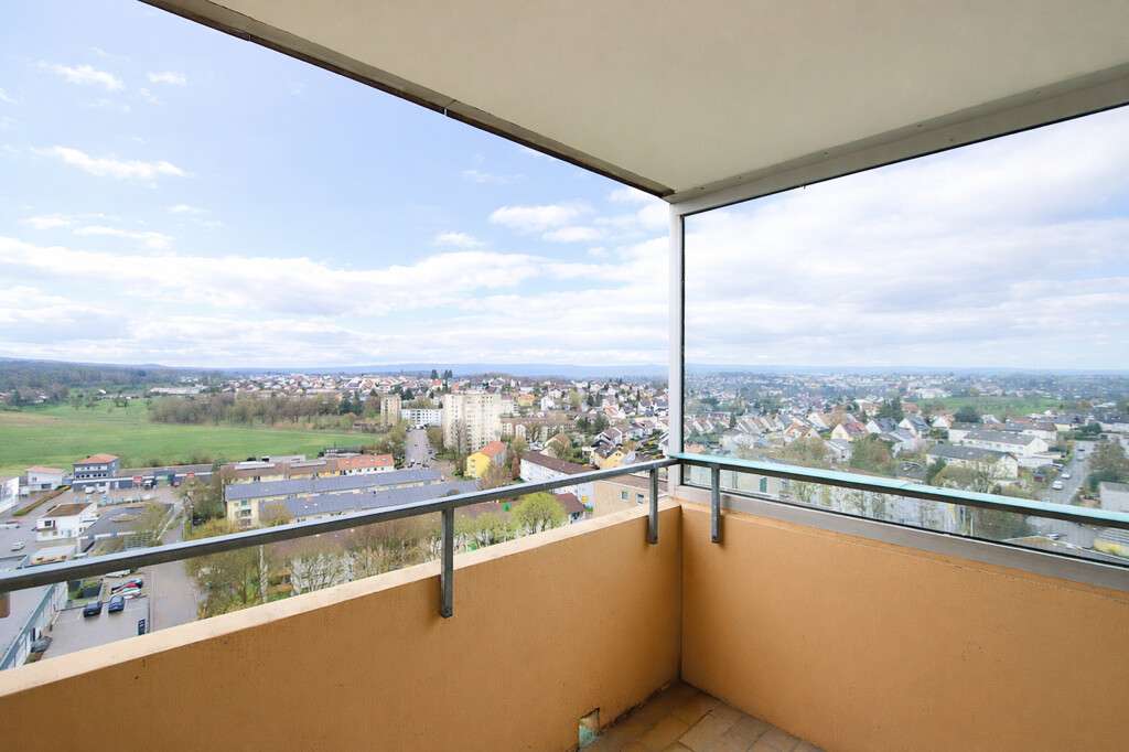 Immobilie in Backnang - Licht, Raum und Ausblick vereint! Schöne 3,5-Zi.-Wohnung mit 2 Balkonen, EBK und TG-Stellplatz - Bild 1