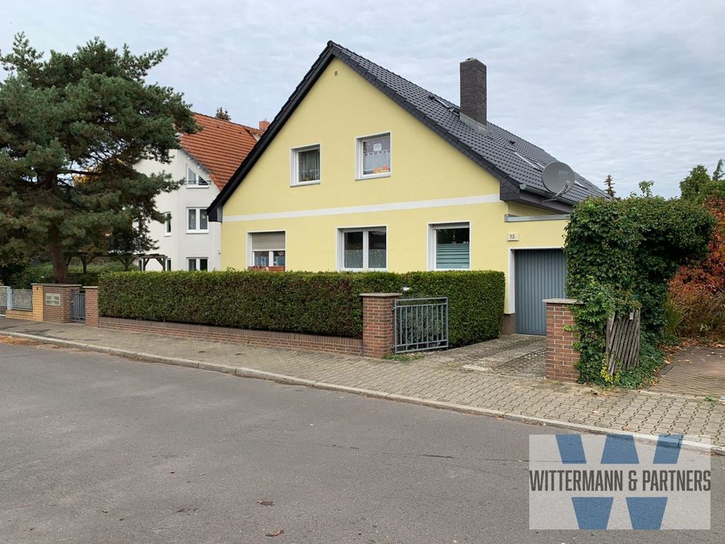 Mehrfamilienhaus mit 3 Wohnungen in BerlinBuckow!