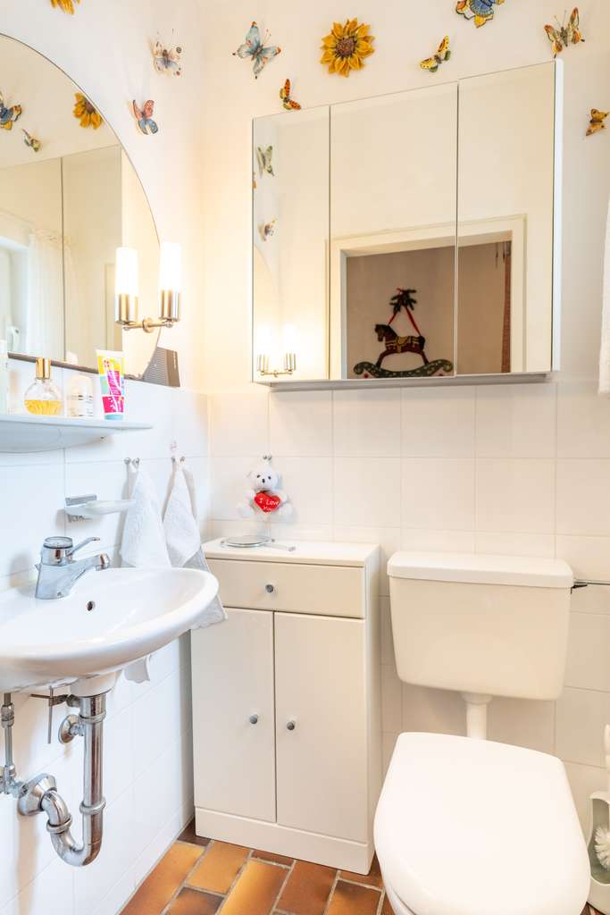 Immobilie in Gilching - Jetzt Hauseigentümer werden: gepflegtes Reiheneckhaus mit sonnigem Garten und Einzelgarage - Bild 1