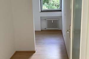Ganz oben: : schöne  renovierte 3 Zimmer Whg. mit Essdiele und Südterrasse – Karl-Witthalm-Str. 25, 81375 Neuhadern, München – Vorschaubild 19