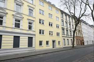 Ideal aufgeteilte Altbau-Wohnung mit 2 Bädern und Balkon