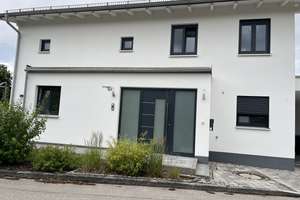 Neues Kapitel in Neuching: Helle möblierte 2-Zimmer-Wohnung mit Terrasse – Weidenweg 1a, 85467 Neuching – Vorschaubild 2