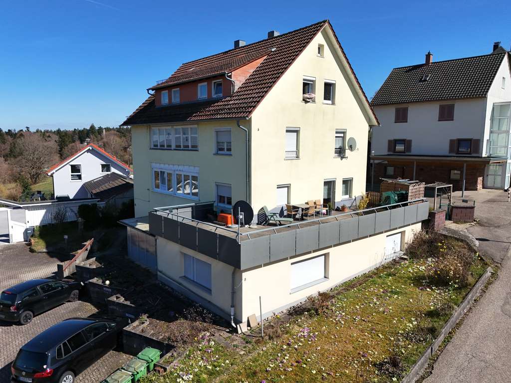 Immobilie in Schömberg - Sanierungsobjekt mit Potenzial: 4-Zimmer-Wohnung mit Garten & Wintergarten - Bild 0