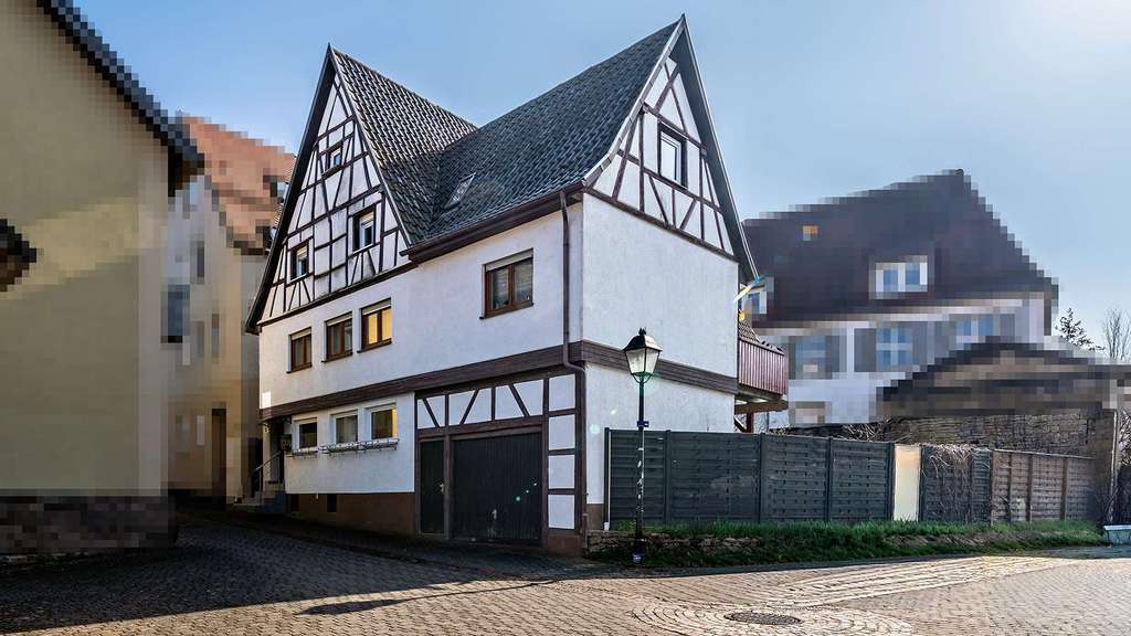 Immobilie in Adelsheim - Liebevoll renoviertes Fachwerkhaus mit Sonnenterrasse und Garten - Bild 1