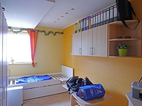 Attraktive Doppelhaushälfte mit Kamin, Pool und Sauna auf kleinem Grundstück - Bild 8