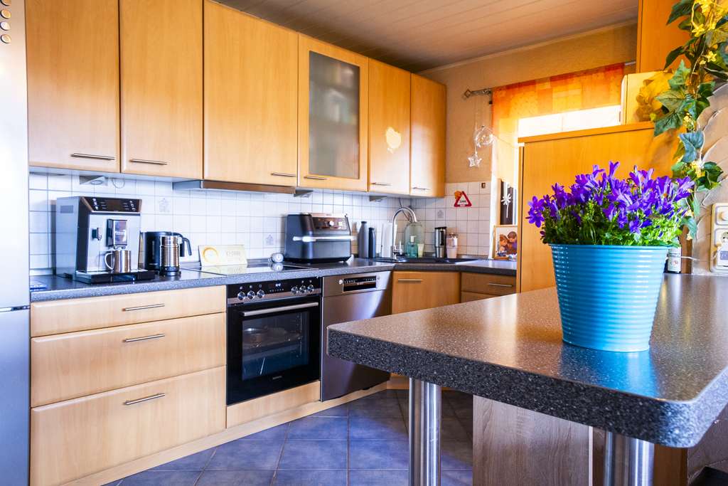 Immobilie in Oftersheim - Charmante 3,5 -Zimmer ETW mit Balkon & geräumiger Garage in bevorzugter Wohnlage von Oftersheim - Bild 1