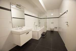 Moderne und großzügige
5 Zimmer-Wohnung über zwei Etagen mit separatem Eingang und Einbauküche – 40549 Heerdt, Düsseldorf – Vorschaubild 15