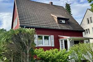    Ein Stück Bullerbü in Berlin  Einfamilienhaus auf großzügigem Grundstück in Berlin-Zehlendorf