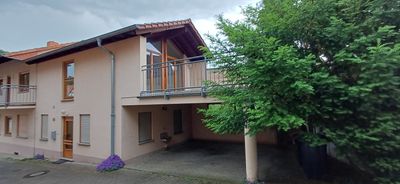 Haus mit großer Dachterrasse und Carport in ruhiger Lage