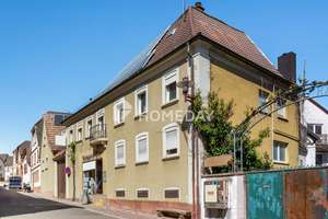 Großzügiges Anwesen mit Innenhof, Garage und viel Raum für neue Wohnideen