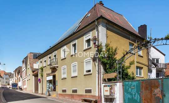Großzügiges Anwesen mit Innenhof, Garage und viel Raum für neue Wohnideen