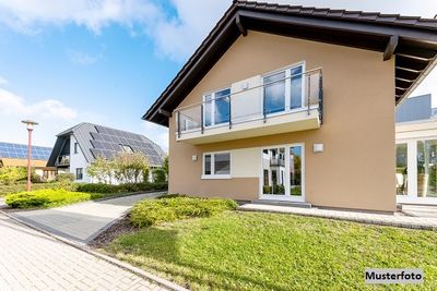 Einseitig angeb. 2-Familienhaus mit Garage und Nebengelass