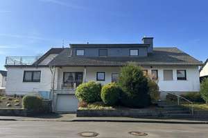 Großzügiges Wohnen mit viel Potenzial: Gepflegtes Zweifamilienhaus in ruhiger Wohnlage von Warstein- – Die vollständige Adresse der Immobilie erhältst du vom Anbieter., 59581 Warstein – Vorschaubild 1