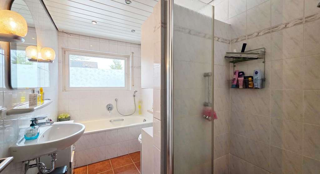 Immobilie in Wächtersbach - Großzügiges Einfamilienhaus mit Einliegerwohnung und Pool in ruhiger Waldrandlage - Bild 4