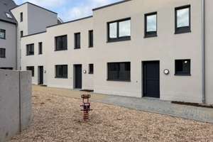 Innenhof | gemütliches Reihenhaus 4-Zi (D3) mit eigenem Garten und Gäste-WC | ab sofort verfügbar! – Waldhausener Straße 130-165, 41061 Gladbach, Mönchengladbach – Vorschaubild 1