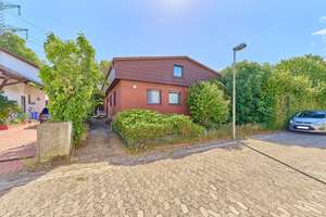 Charmantes Einfamilienhaus mit großem Grundstück und zusätzlichem Bauplatz plus 2 Garagen !!