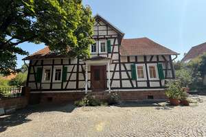 **Charmantes, denkmalgeschütztes Einfamilienhaus im Ortskern von Meerholz** – Die vollständige Adresse der Immobilie erhältst du vom Anbieter., 63571 Gelnhausen – Vorschaubild 1