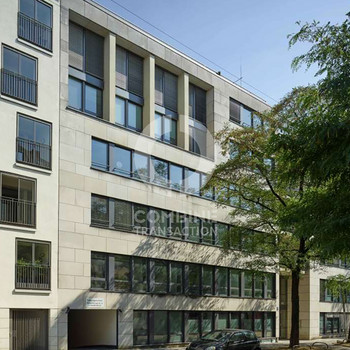 Büro mit Natursteinfassade und flexibler Raumgestaltung combine Transaction.