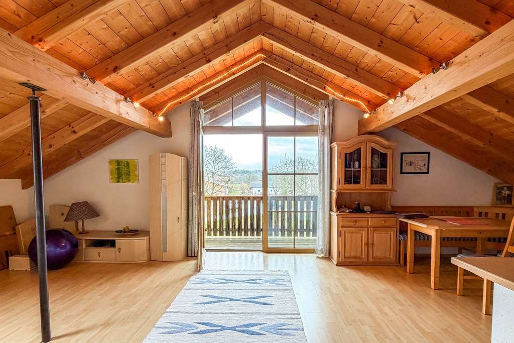 Immobilie in Petting - Attraktive Dachgeschosswohnung mit Balkon und Stellplatz im Vierfamilienhaus auf Erbbaurecht - Bild 0