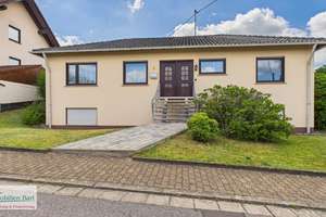 RUHE UND RAUM IN METTLACH - BARRIEREFREIER BUNGALOW MIT SOLARANLAGE IN TOLLER LAGE – Die vollständige Adresse der Immobilie erhältst du vom Anbieter., 66693 Mettlach – Vorschaubild 1