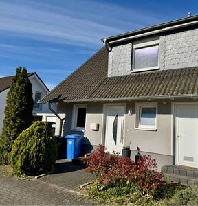 Schöne Doppelhaushälfte in ruhiger Lage mit Garten und Garage