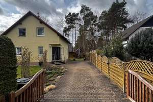 Sofort verfügbar! Freistehendes Einfamilienh. in zweiter Reihe–Ruhe &Privatsphäre im Grünen – Die vollständige Adresse der Immobilie erhältst du vom Anbieter., 12623 Mahlsdorf, Berlin – Vorschaubild 2