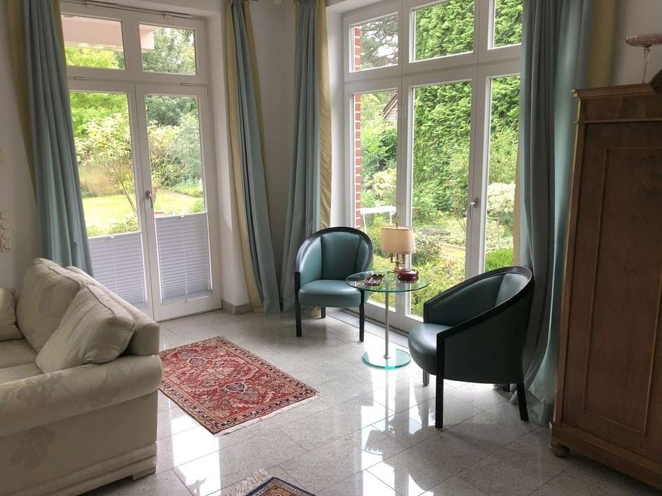 Wohnzimmer mit Blick in Garten
