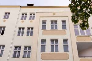 Unsanierte Altbauwohnung mit Terrasse zur Selbstnutzung
