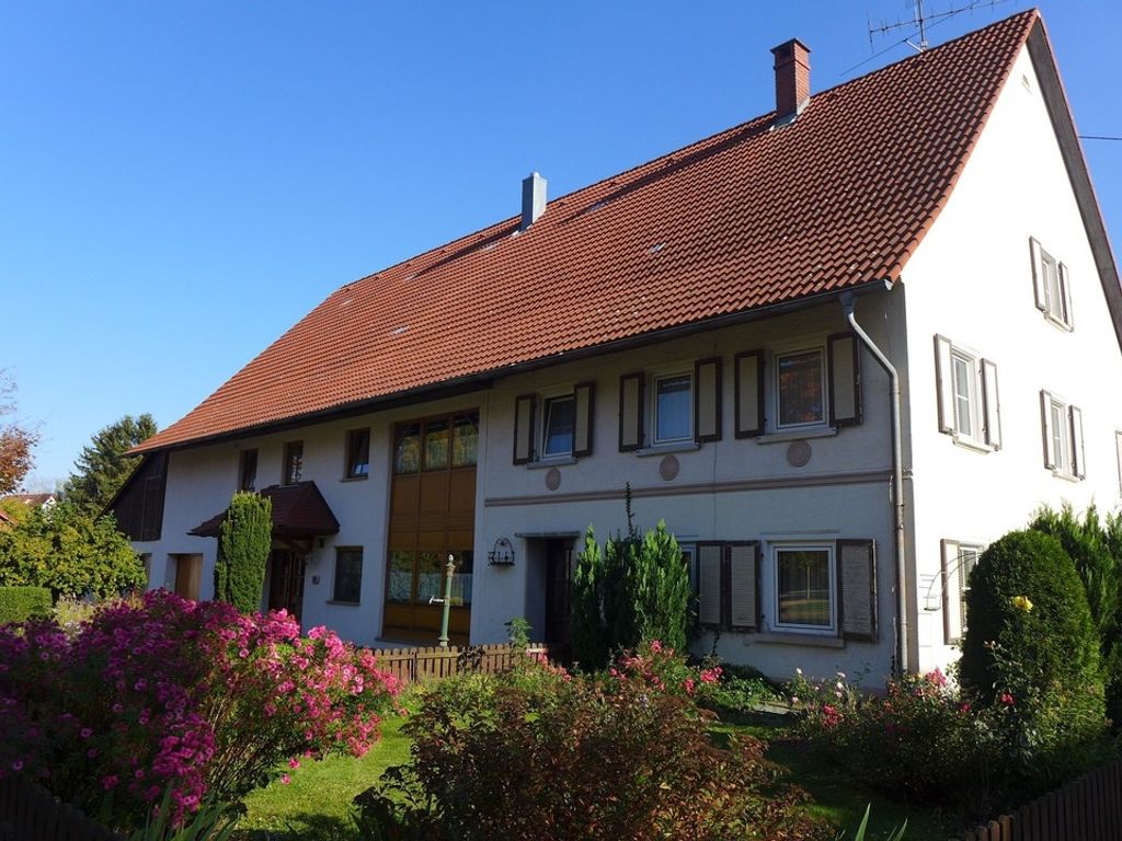 Ehemaliges Bauernhaus mit 2 Wohntrakten (DHH) und viel